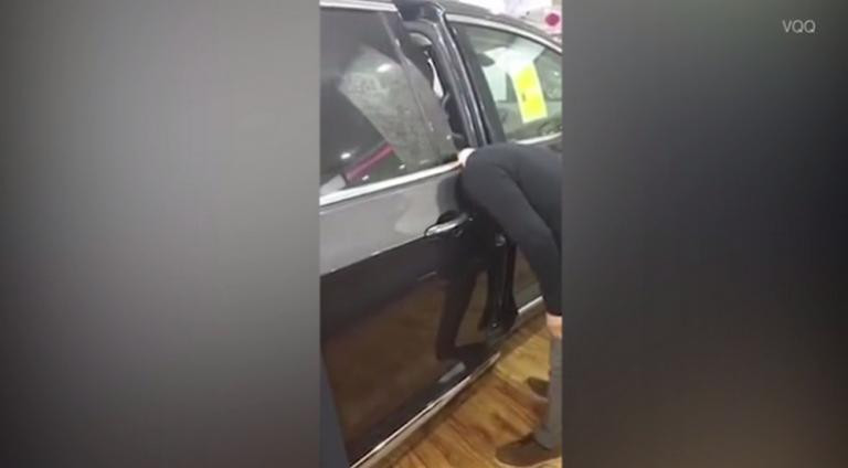 Η πιο αποτυχημένη επίδειξη πολυτελούς αυτοκινήτου (βίντεο)